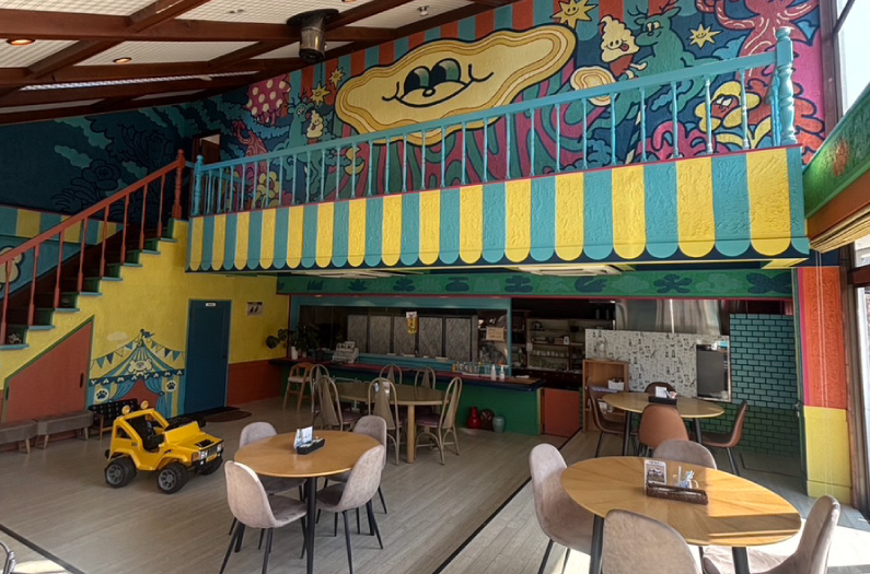 京都と滋賀の間、比叡山のふもとで愛犬と楽しむ!大自然ドッグラン&カフェ「やまやまぱーく」|カフェ